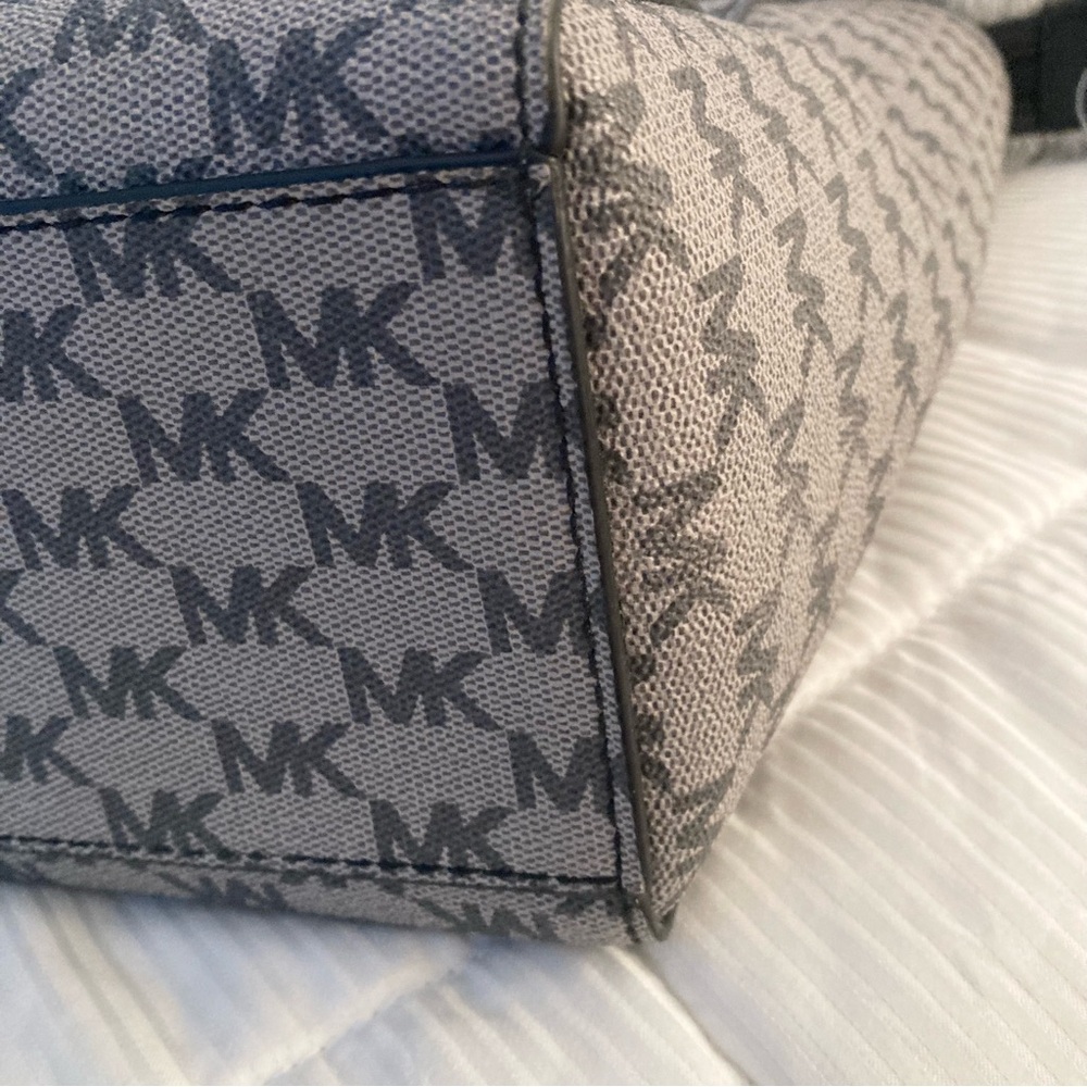 Michael Kors Jet Set Travel Tote - Picture 9 of 14